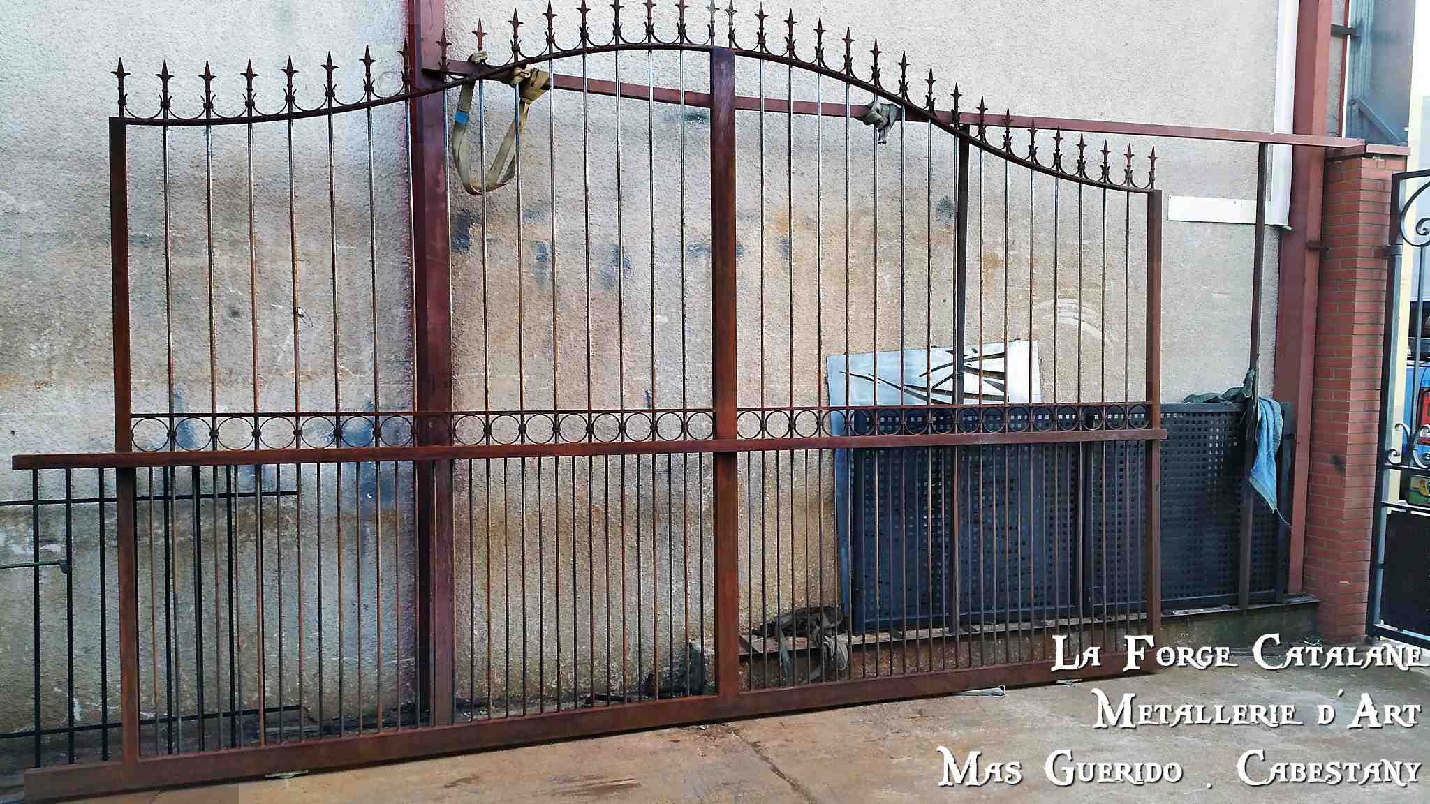 portail barreaudage vertical motif frise rond pointes moule forge catalane.jpg